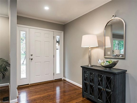 2nd image of 204 Mistletoe Dr