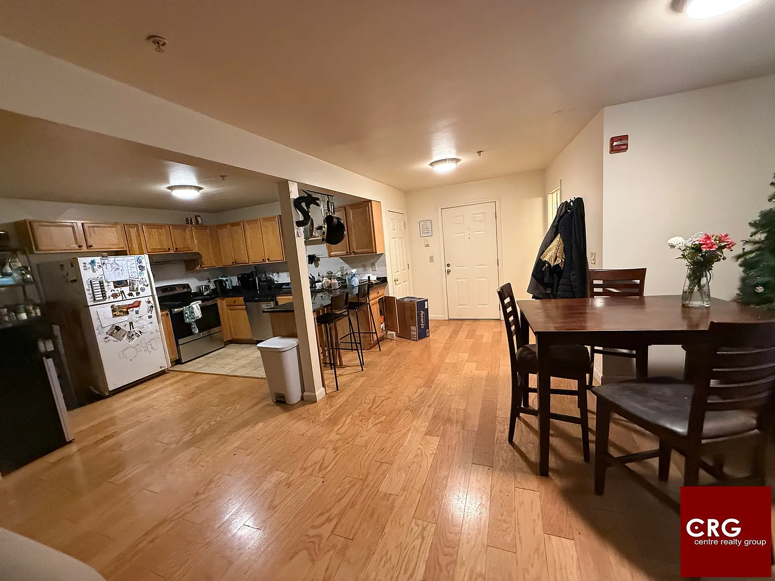 5 bed, 2.5 bath, 9999 sqft, $5,000 — Photo 3
