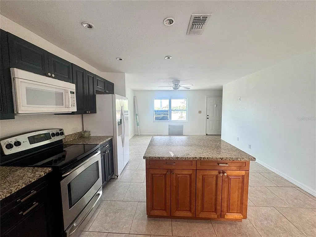 2 bed, 1.5 bath, 1520 sqft, $1,995 — Photo 2