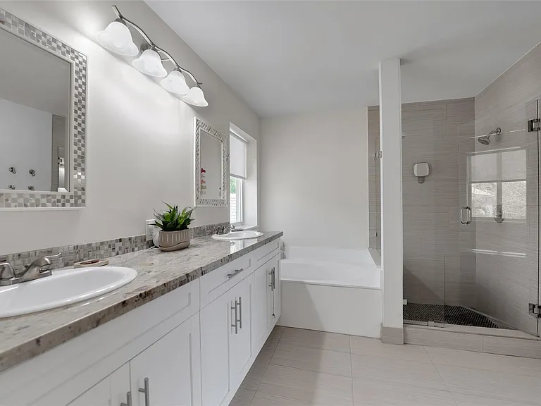 1070 Bluewood Ter — Photo 33