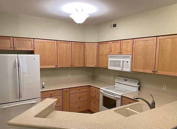 2nd image of 959 E Summerfield Glen Cir