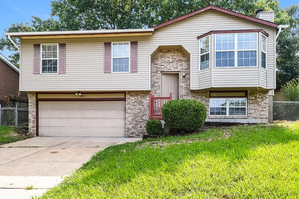 3 bed, 2.0 bath, 1488 sqft, $2,085 — Photo 1