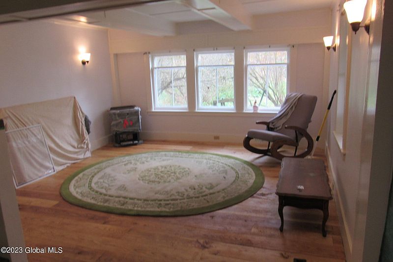 4th image of 304 Seebers Lane