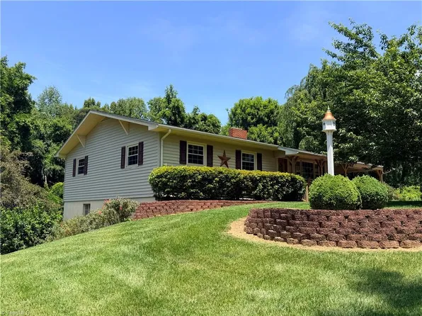 176 W Robin St, Elkin, NC 28621