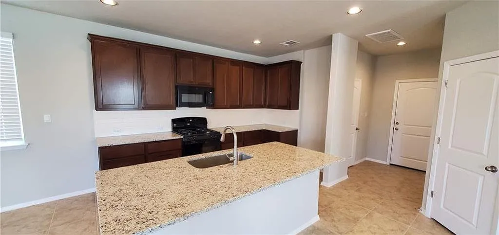 4 bed, 2.5 bath, 2312 sqft, $2,150 — Photo 4