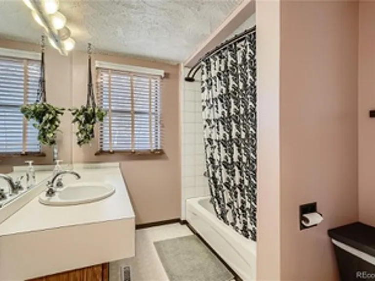 740 Iola St — Photo 11