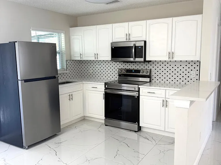 699 NW Riverside Dr — Photo 11