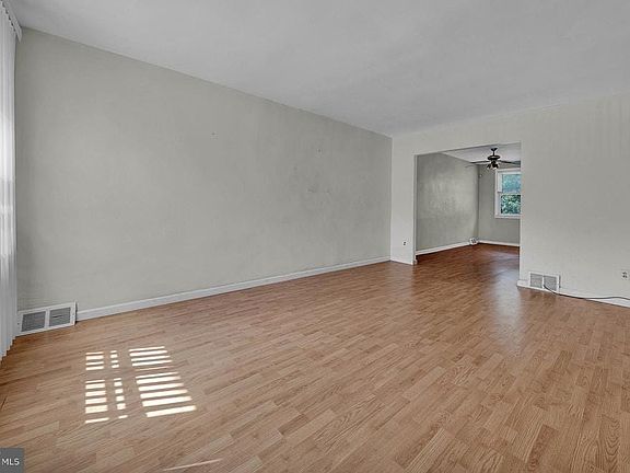 5th image of 539 E Basin St