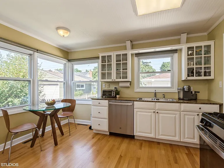 414 Drake St — Photo 4