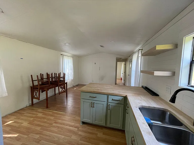 Kitchen, looking into livingroom