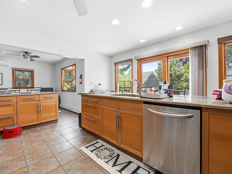 319 E Madison Ave — Photo 11