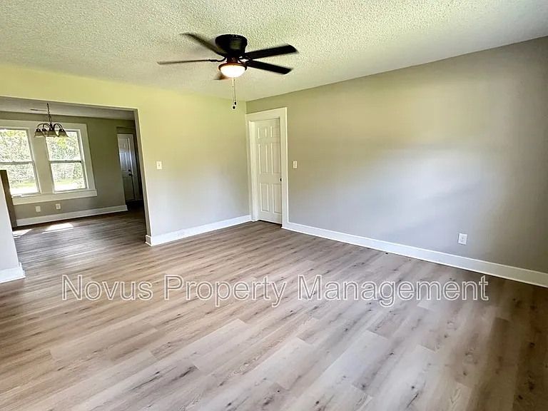 427 Adamson Ave — Photo 3