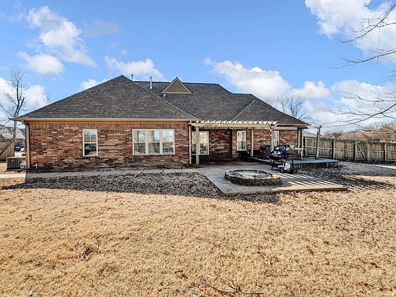 5th image of 100 Blackhill Dr