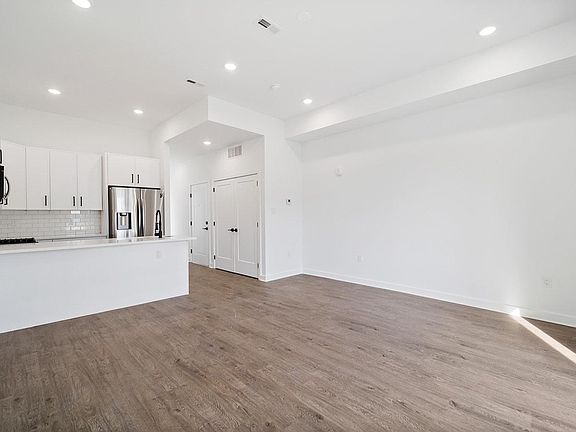 5th image of 5049 Baltimore Ave #3L