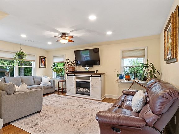 3rd image of 34 Woodland Cir