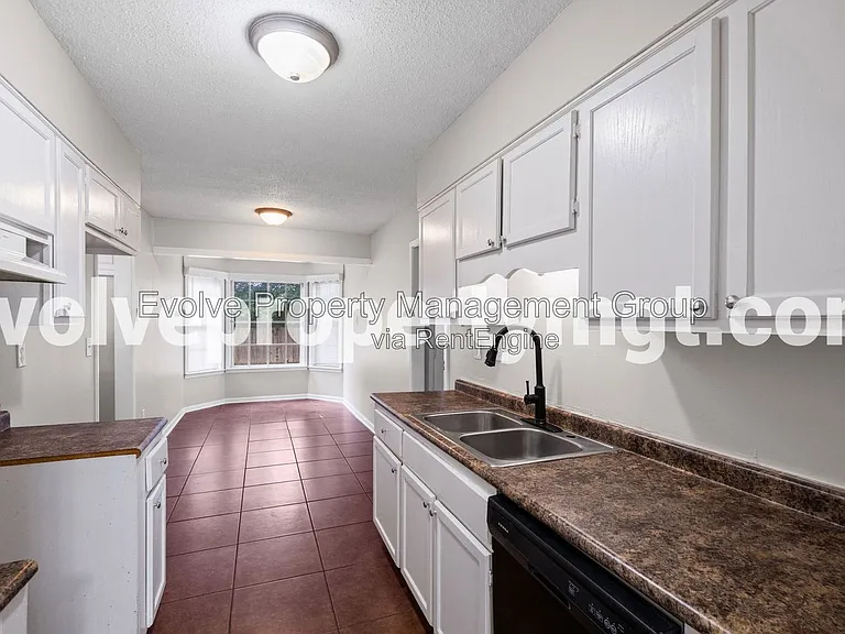 5331 Pipers Gap Dr — Photo 9