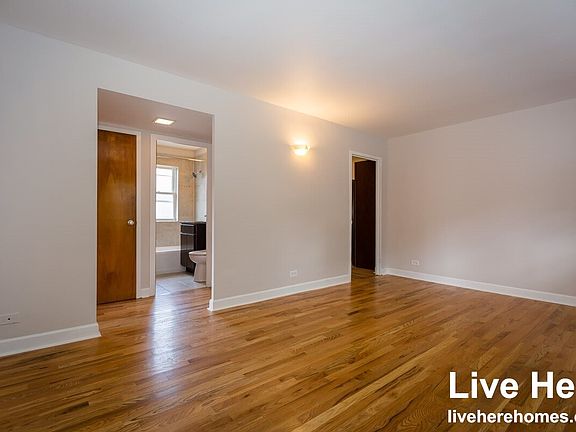 2nd image of 2112 W Foster Ave APT 1S