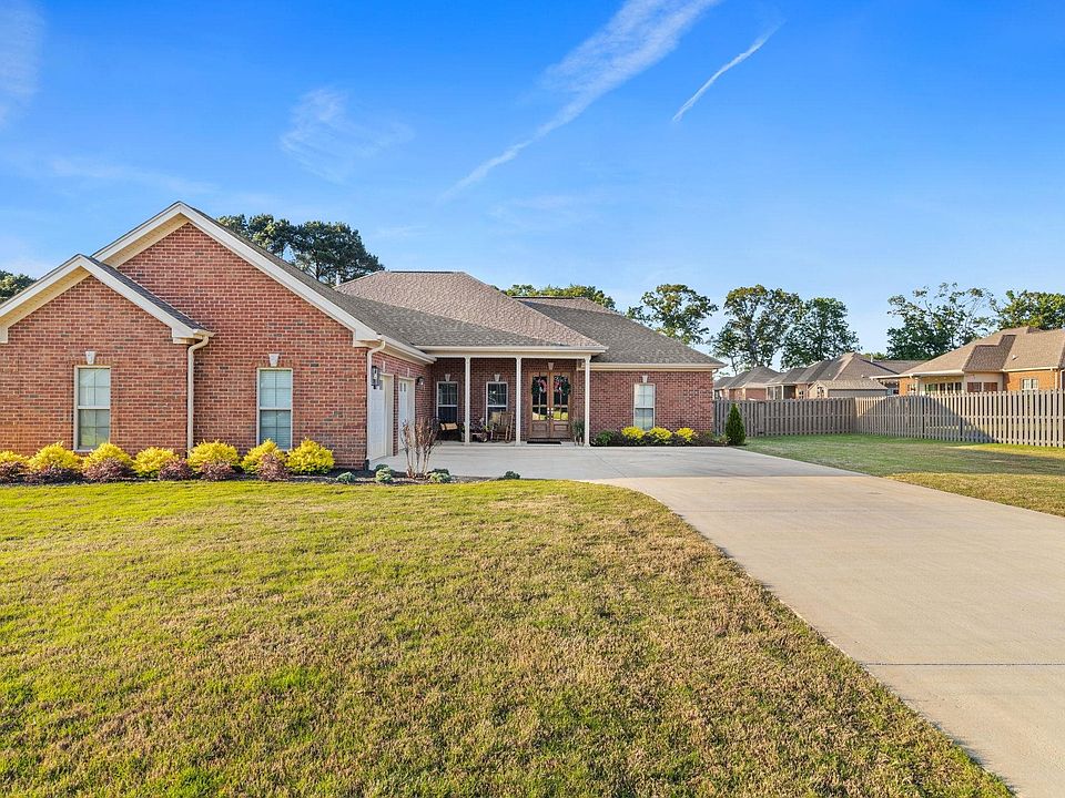 1st image of 433 Dartmoor Dr