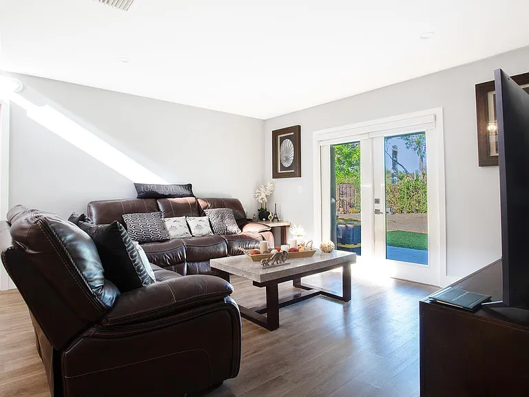 10048 SW 16th St — Photo 16