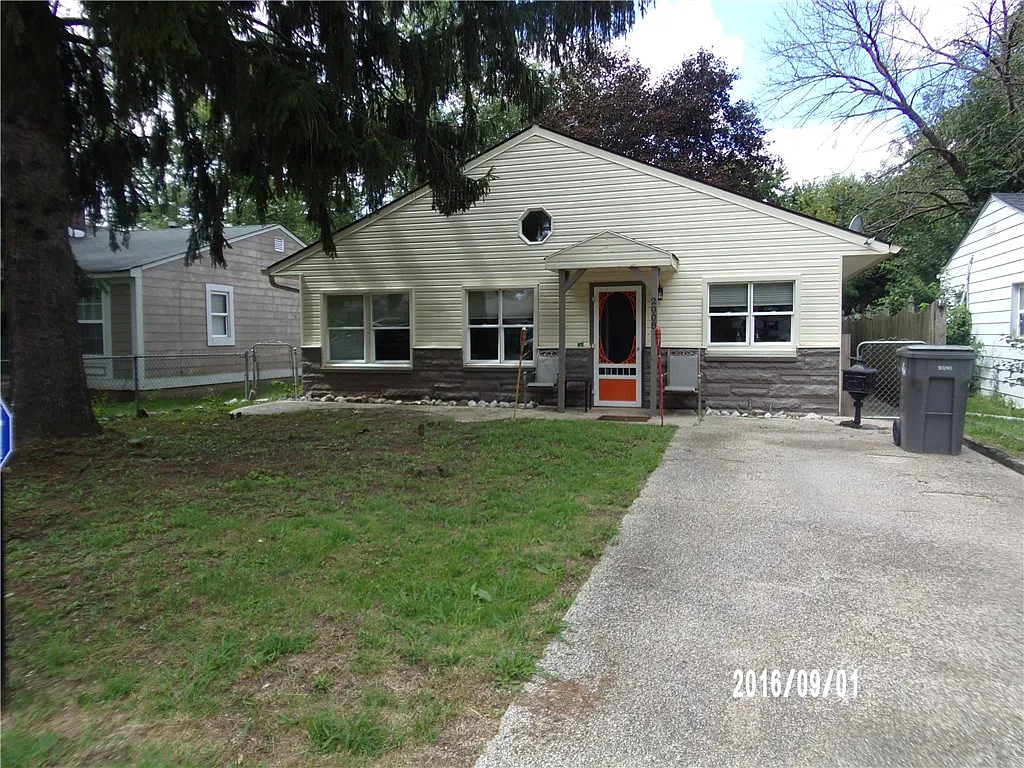 2008 N Exeter Ave photo 1
