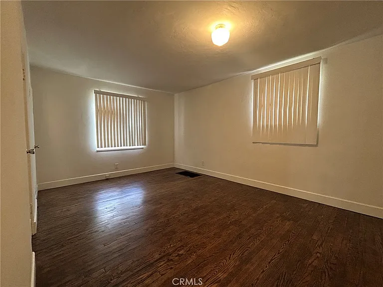 214 E Stocker St #B — Photo 9