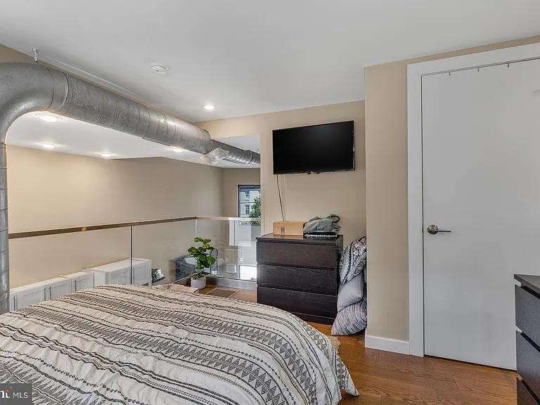 1142 Crease St #2L — Photo 11