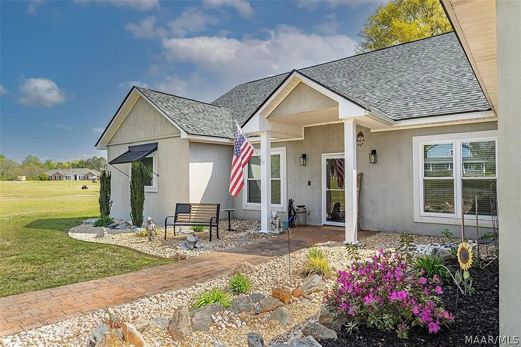 4 bed, 2.0 bath, 3148 sqft, $2,400 — Photo 3