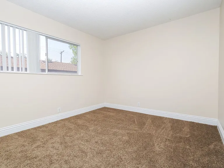 524 Silverwood Ave — Photo 10