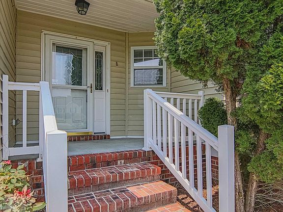 2nd image of 201 Towbridge Ln
