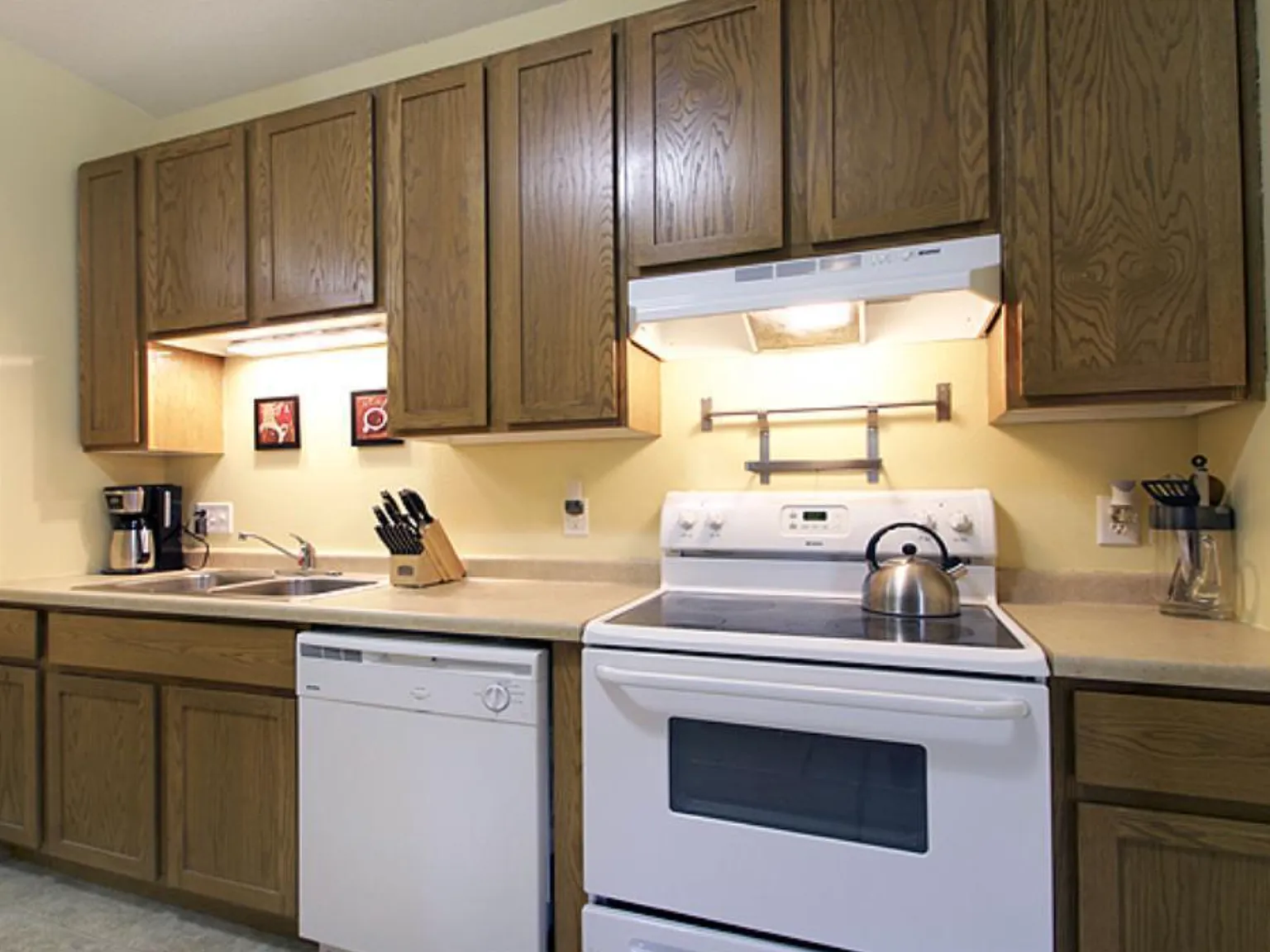 3 bed, 1.5 bath, 1250 sqft, $1,900 — Photo 2