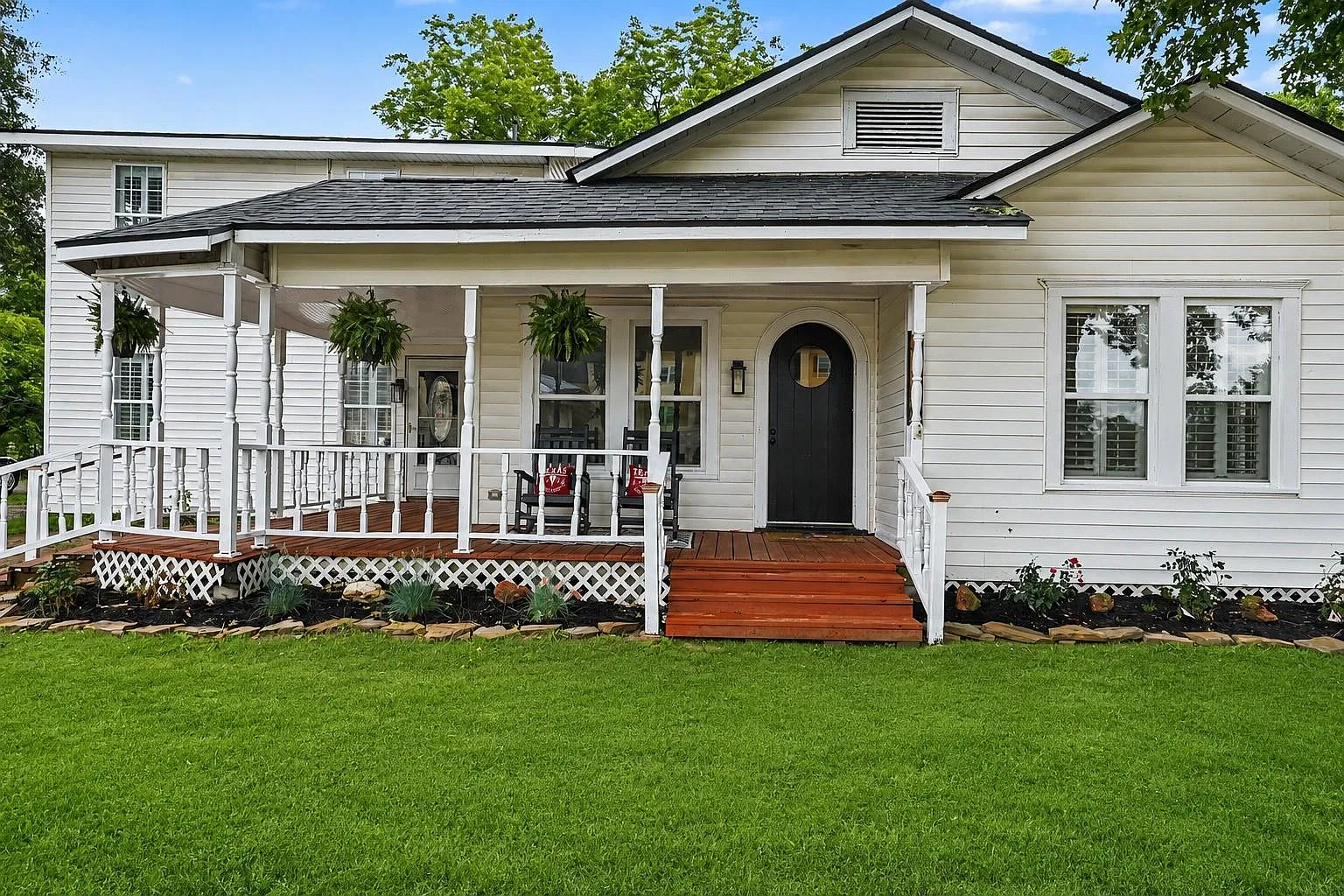 4 bed, 2.0 bath, 2585 sqft, $2,050 — Photo 1
