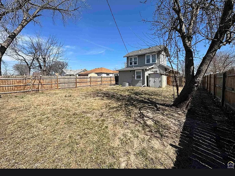 329 NW Waite St — Photo 9