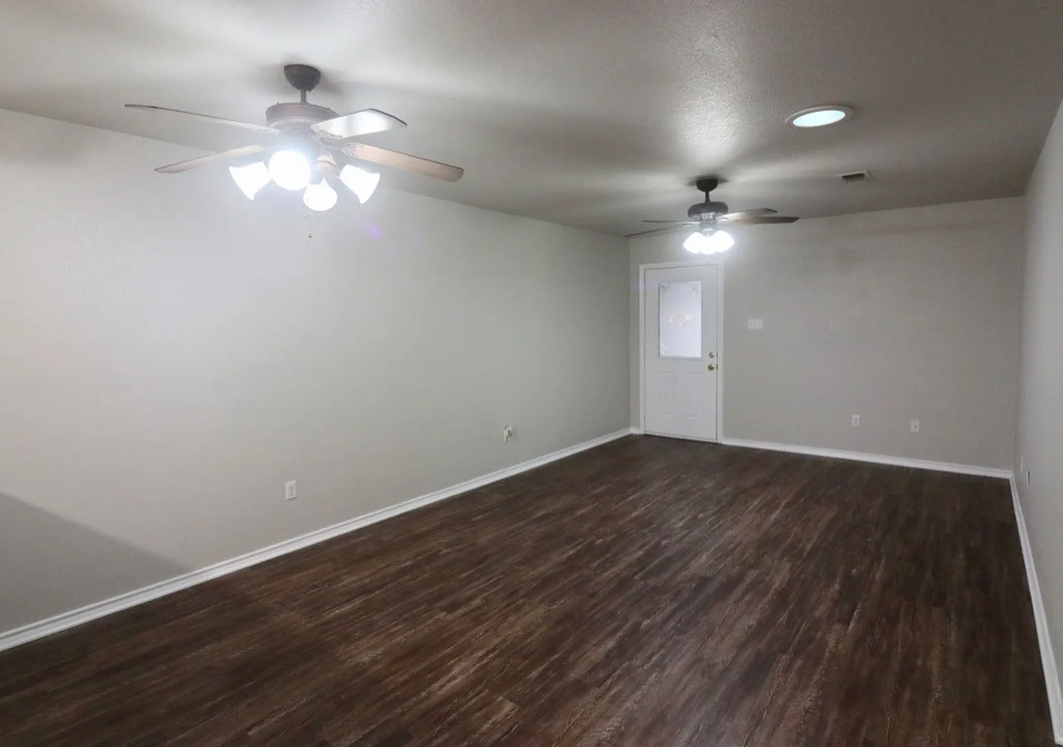 For Lease! Nicely Remodeled 3 Br - 2 Ba Brick Duplex With A 2 Car Garage In Weatherford. — Photo 3
