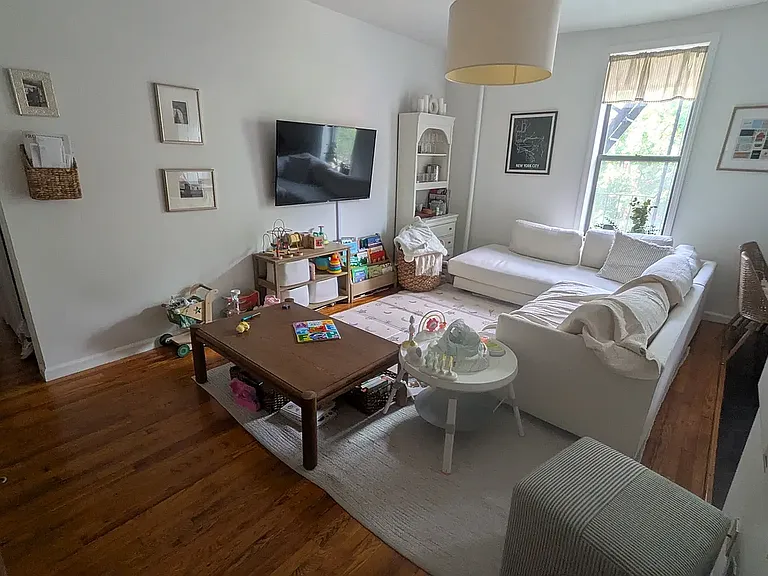 210 De Graw St #2R — Photo 6