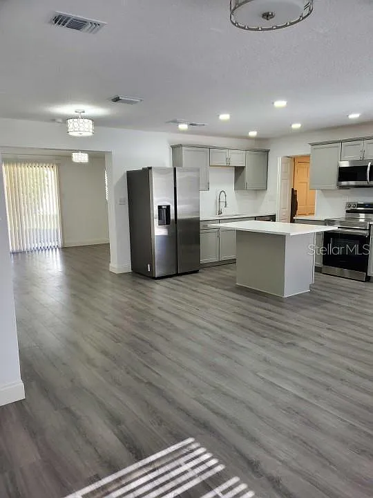 3 bed, 1408 sqft, $2,300 — Photo 3