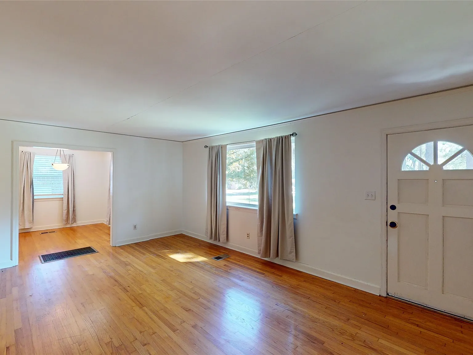 3 bed, 1.0 bath, 1156 sqft, $1,200 — Photo 3