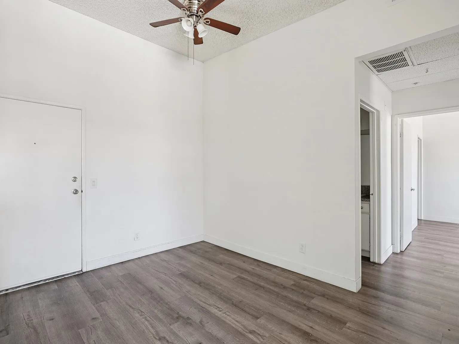11657 Oxnard Str. — Photo 4