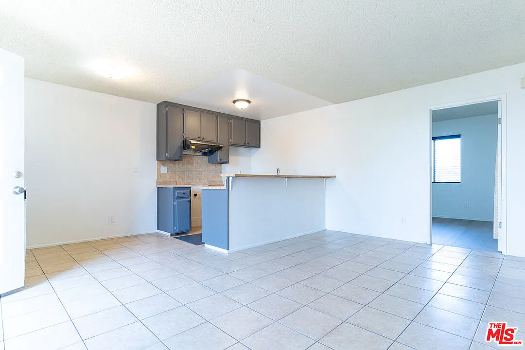 3 bed, 2.0 bath, 4200 sqft, $2,400 — Photo 2