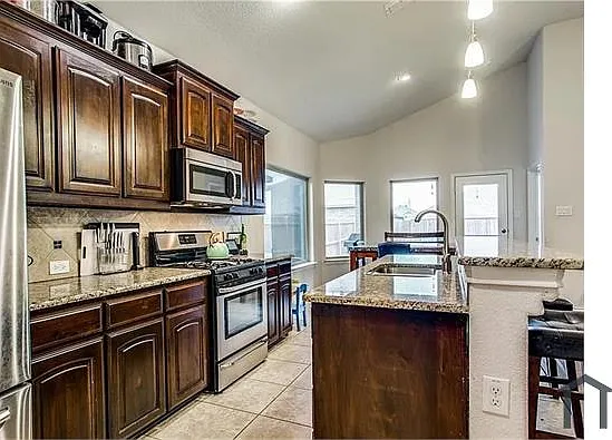 4 bed, $3,300 — Photo 1