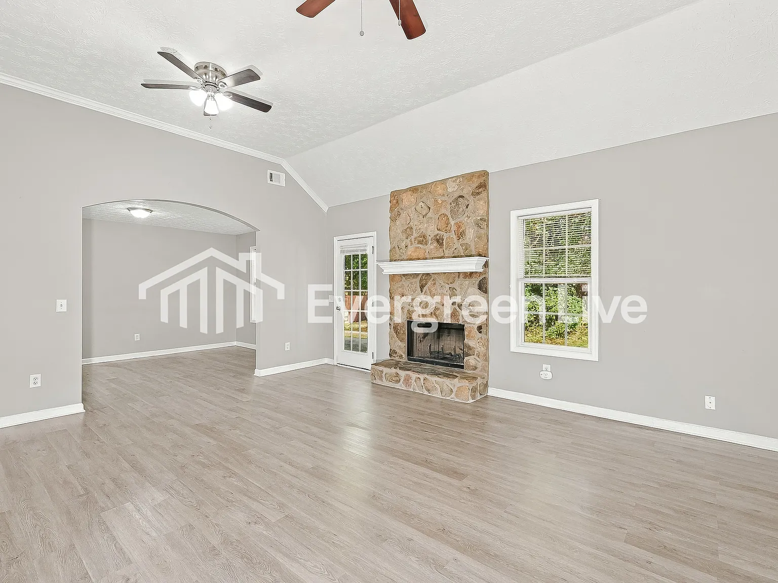 3 bed, 2.0 bath, 1468 sqft, $1,895 — Photo 2