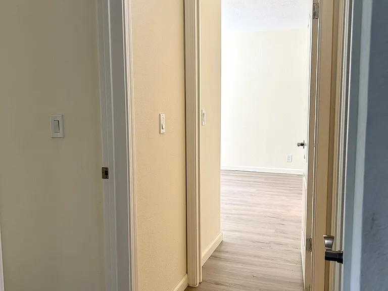 1102 Yarwood Ct — Photo 6