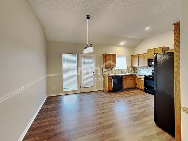 643 E Apache St — Photo 4