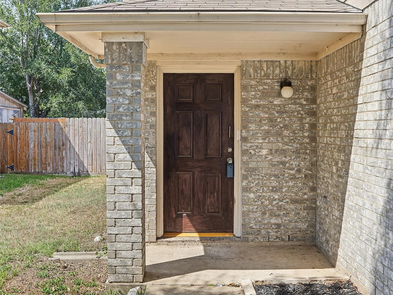 4 bed, 2.5 bath, 1892 sqft, $1,990 — Photo 2