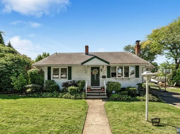 42 Woodside Ave, Hasbrouck Heights, NJ 07604