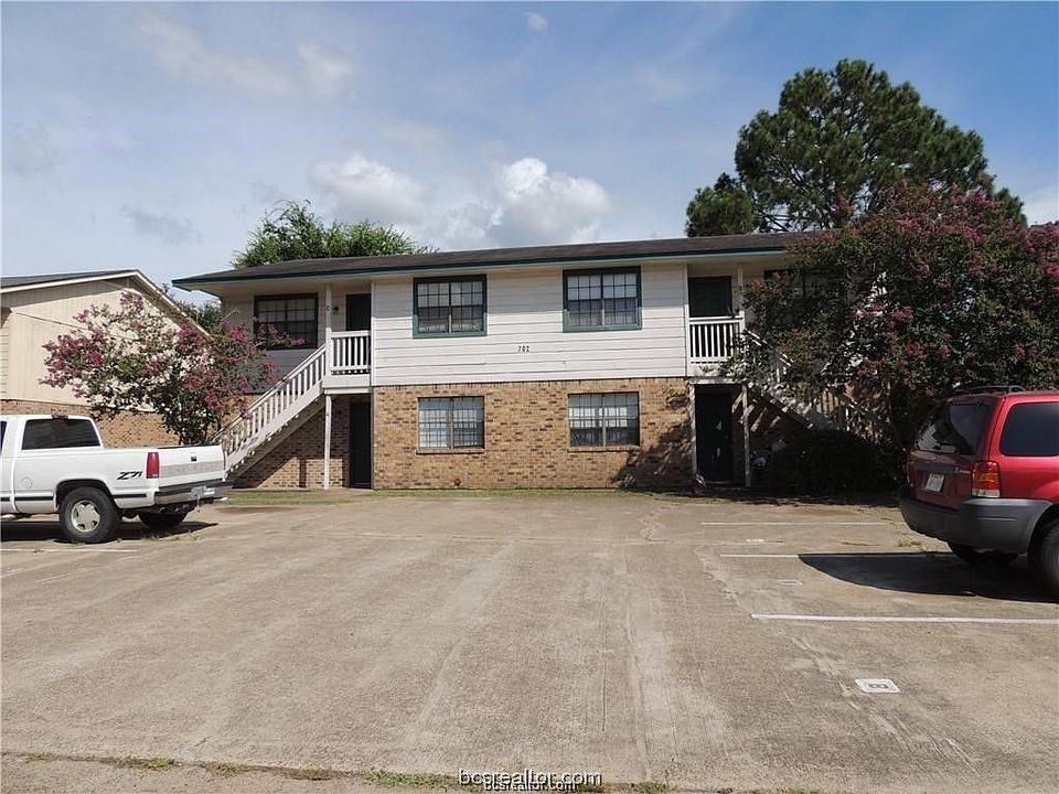 1st image of 702 Navarro Dr APT B