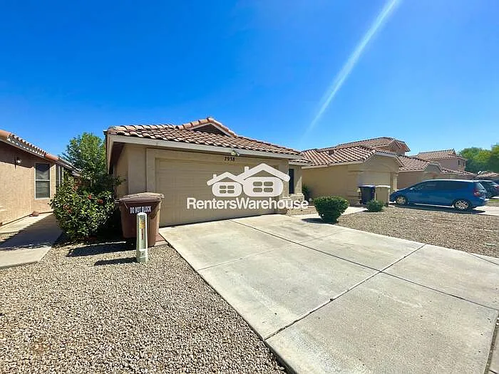 Building Photo - 7938 W Paradise Dr