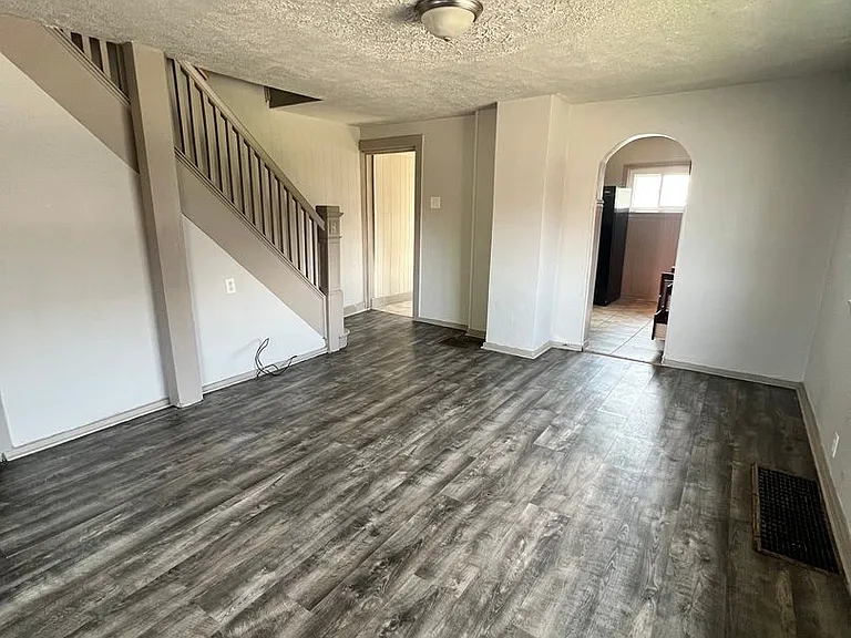 302 Fairmont Ave — Photo 2