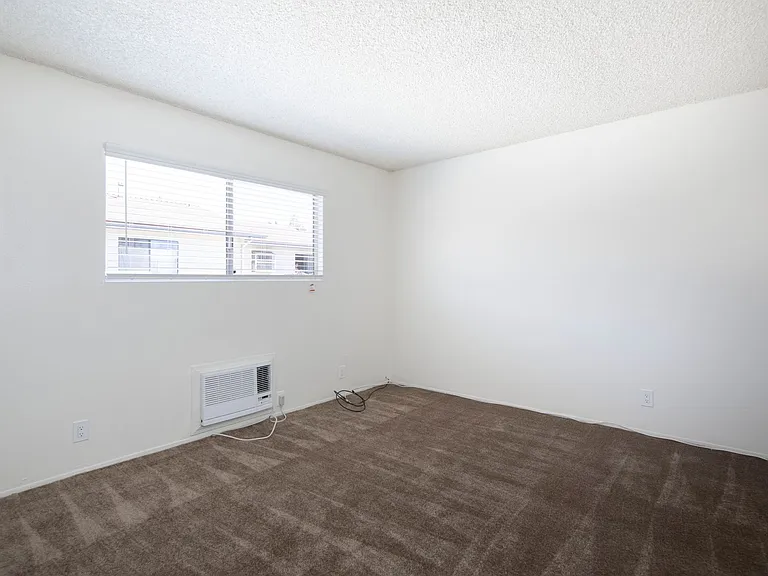 Lakeshore Villa Apartments — Photo 7