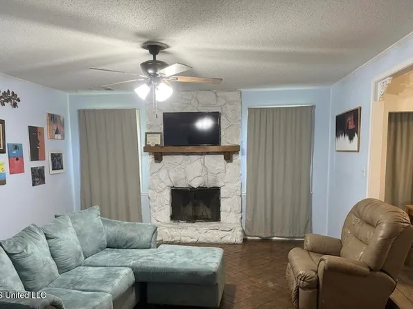 1416 E Village Pkwy, Gautier, MS 39553