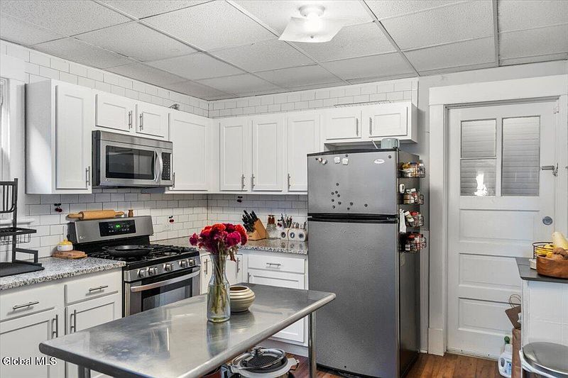 3rd image of 10 Magnolia Terrace